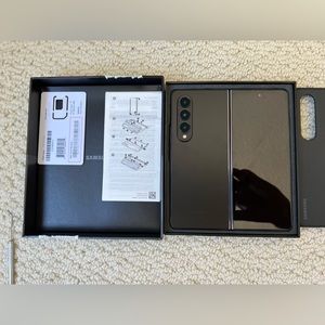 Samsung Galaxy Z Fold 4 (NEW + paid off)
